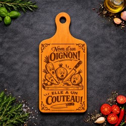 Planche bois “Nom d’un oignon ! Elle a un couteau ! ” | Cadeau apéro | AuxSouhaits