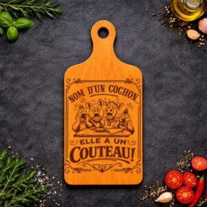 Planche à découper : Nom d’un cochon… elle a un couteau !