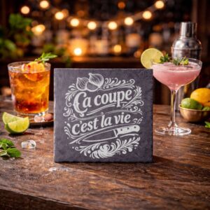 Ardoise personnalisée 'Ca coupe, c'est la vie' sur une table en bois