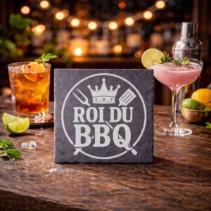Ardoise gravée Roi du BBQ 2 sur une table en bois