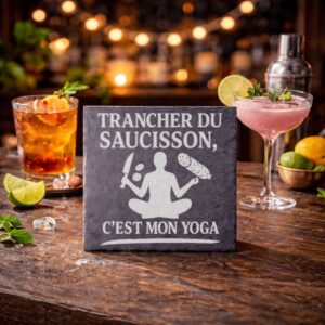 Sous-verre en ardoise avec la gravure 'Trancher du saucisson, c'est mon yoga'